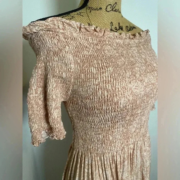 NWOT Urban Outfitters Smocked Off The Shoulder Midi Dress Pink Women’s Medium - Picture 3 of 16